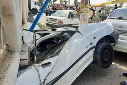 تصادف تریلر با پل عابرپیاده در گلستان/تعدادی خودرو آسیب دید
