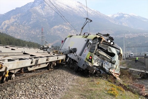 Türkiye'de iki tren çarpıştı: 2 yaralı