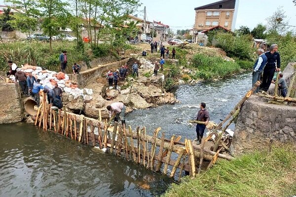 وقتی کشاورزان سیاه اسطلخی به دل فاضلاب میزنند وقتی کشاورزان سیاه اسطلخی به دل فاضلاب میزنند
