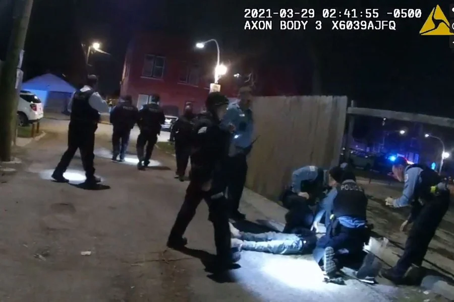 Chicago police shooting a 13-year-old boy dead+ video
