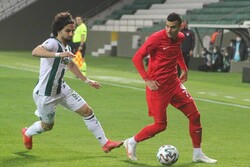 Futbolcular maçın 10. dakikasında sahada oruç açtı