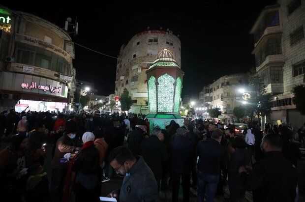 الفلسطينيون يستقبلون رمضان بأجواء احتفالية
