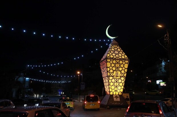 الفلسطينيون يستقبلون رمضان بأجواء احتفالية
