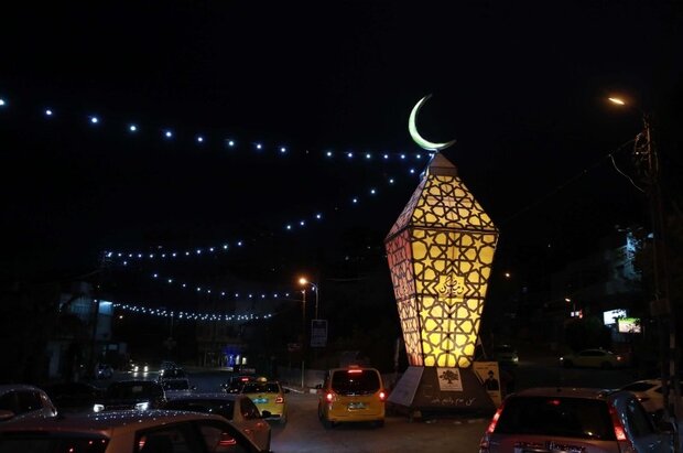 الفلسطينيون يستقبلون رمضان بأجواء احتفالية
