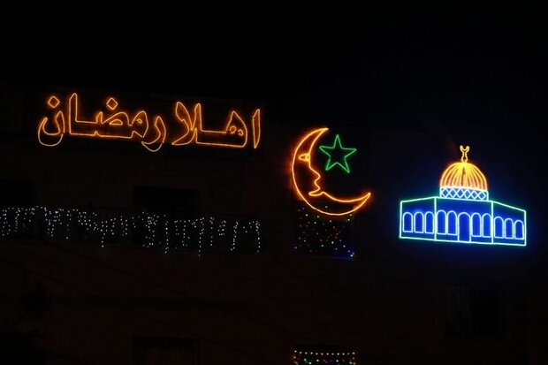 الفلسطينيون يستقبلون رمضان بأجواء احتفالية
