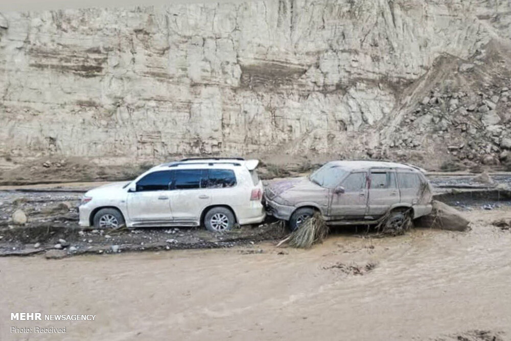محور قدیم کاشان – نطنز دچار آبگرفتگی شد / نجات ۲۴ نفر از سیلاب