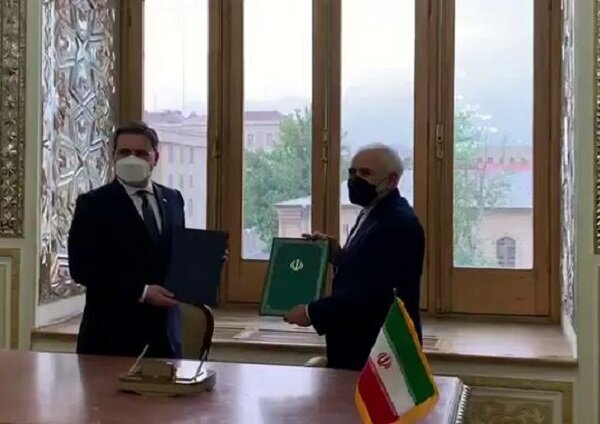 Iran, Serbia FMs ink coop. document to broaden bilateral ties