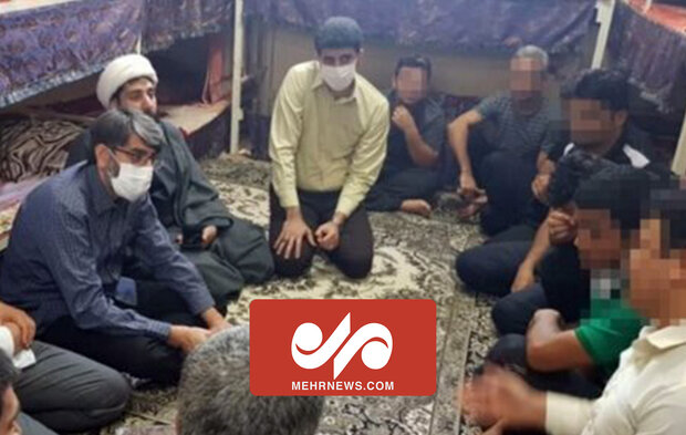افطاری رئیس سازمان زندان ها در کنار زندانیان