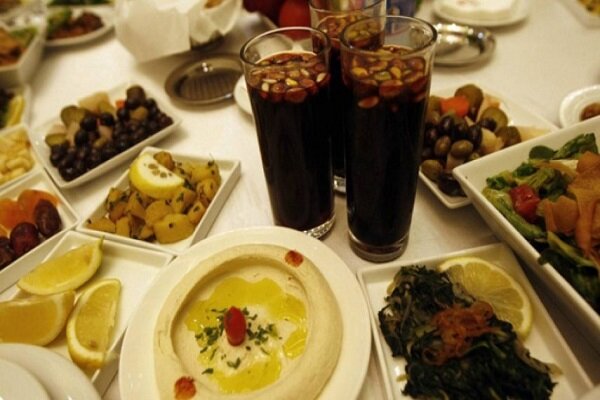 عصير" التمر الهندي" من أشهر العصائر في مائدة رمضان