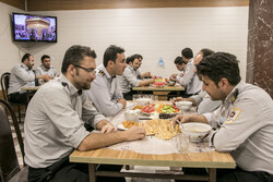 İtfaiyeciler görev başında iftar yapıyor