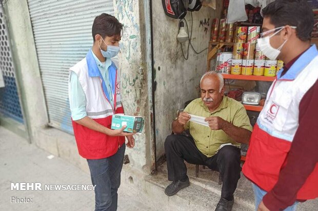 توزیع ۸ هزار ماسک در زرین دشت/ غذای گرم بین نیازمندان توزیع شد توزیع ۸ هزار ماسک در زرین دشت/ غذای گرم بین نیازمندان توزیع شد