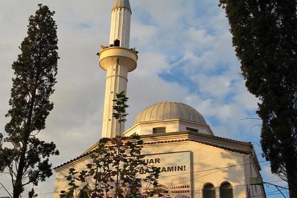 البانیہ میں چاقو بردار شخص کا مسجد میں نمازیوں پر حملہ