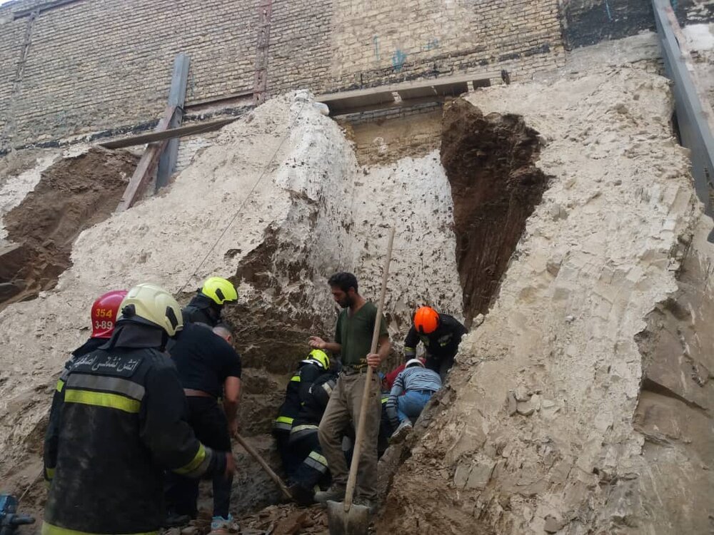 ۲ کارگر ۴۵ و ۵۰ ساله از زیرآوار ساختمان خیابان مسرور خارج شدند