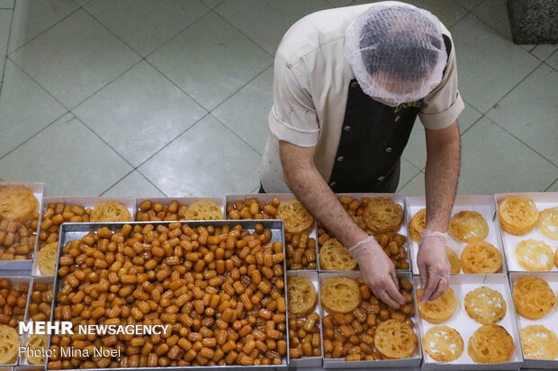 پخت زولبیا و بامیه ماه مبارک رمضان در تبریز