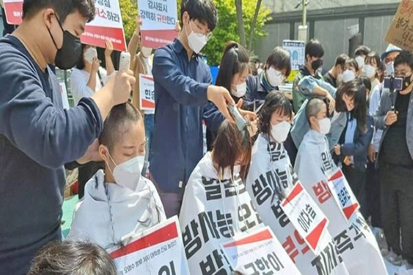 S Korean students shave heads in Fukushima protest