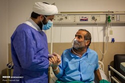 آرامش بخشی و روحیه دادن به بیماران کرونایی توسط طلاب جهادی