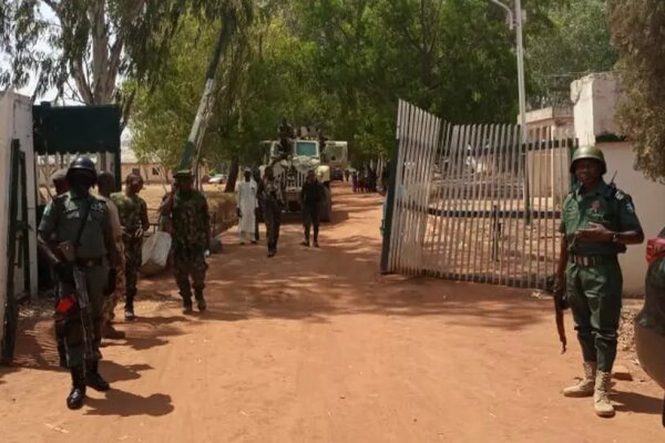Nijerya'da 127 silahlı çete üyesi yakalandı