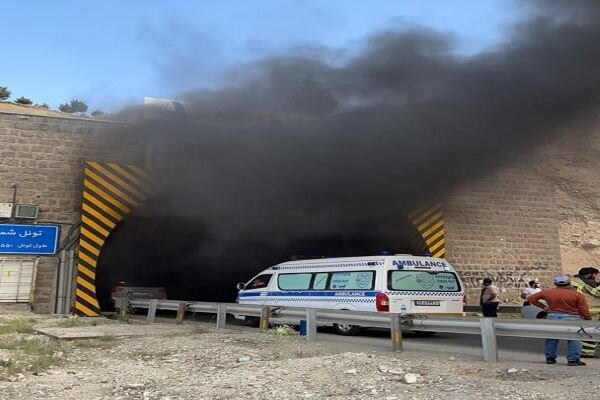 آتش‌سوزی یک خودرو در تونل آزادراه تهران- پردیس/ عکس
