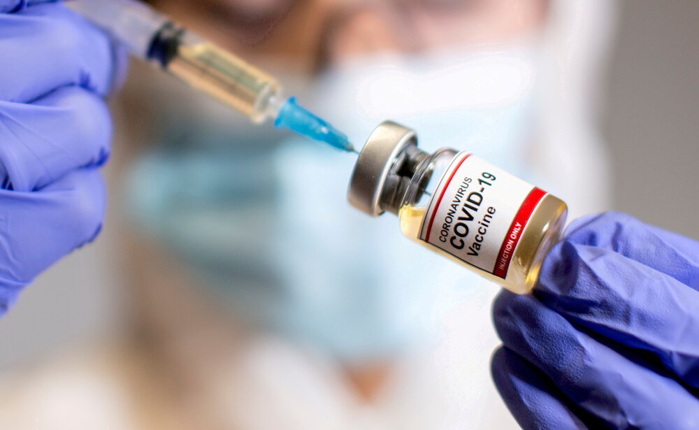 جانبازان ۷۰ درصد و والدین دو شهید در هرمزگان واکسینه شدند
