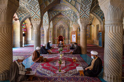 محفل انس با قرآن در مسجدی از نور و رنگ