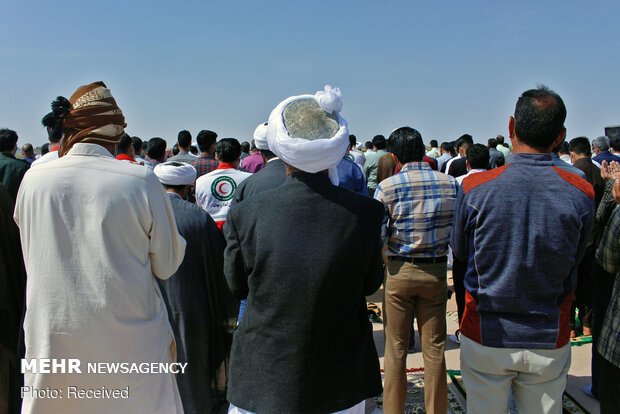 اقامه نماز باران در بستر خشک هامون