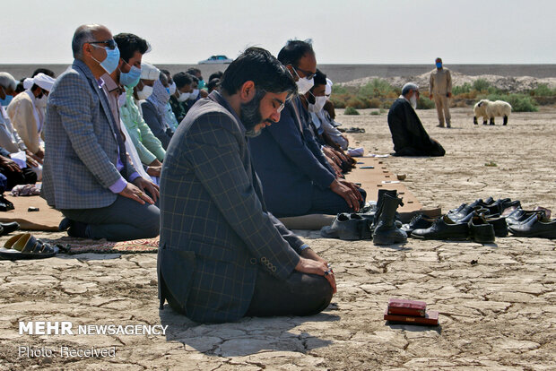 اقامه نماز باران در بستر خشک هامون