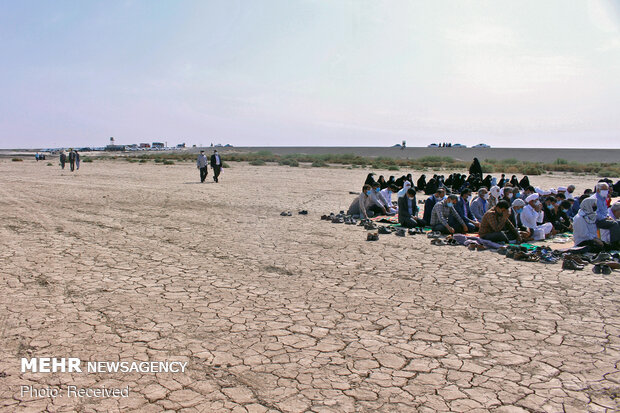 اقامه نماز باران در بستر خشک هامون