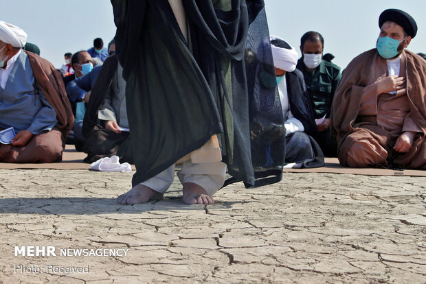 اقامه نماز باران در بستر خشک هامون
