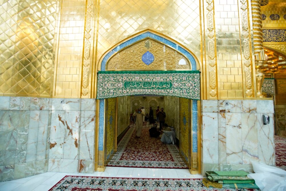 نصب پرده‌های دوخته شده توسط بانوان اصفهانی در حرم حضرت عباس(ع)
