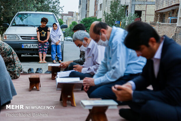 محفل قرآنی در کنار بیت شهیدان زارعی و روشنایی