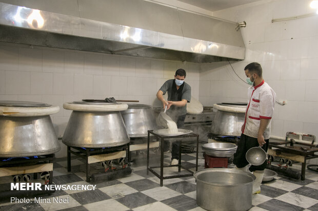 طرح طبخ و  توزیع روزانه ۱۲۰۰ پرس غذای گرم در تبریز