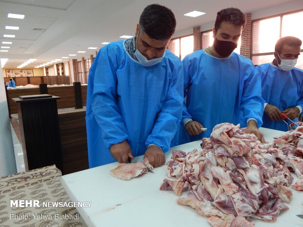 ذبح و توزیع  ۱۴۲ راس گوسفند در بین نیازمندان کرمانشاهی