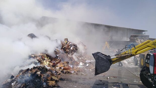 آتش سوزی گسترده در کارخانه بازیافت اصفهان
