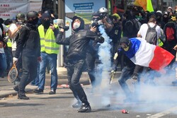 شلیک گاز اشک آور به سمت معترضین پاریسی/درگیری ها اوج گرفت
