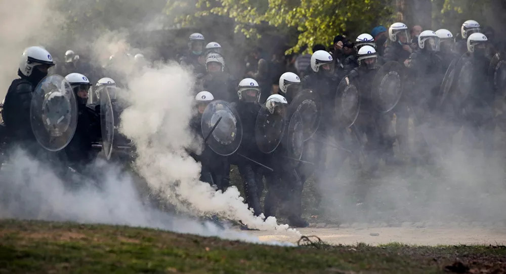 پلیس بلژیک به گاز اشک آور و ماشین آبپاش متوسل شد