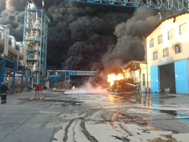 آتش سوزی در شهرک صنعتی شکوهیه قم/ ۲ آتش نشان مصدوم شدند