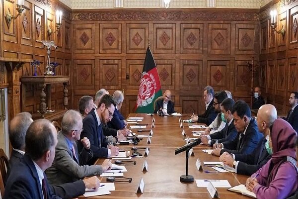 خلیل‌زاد و اشرف غنی درباره روند صلح در افغانستان دیدار کردند