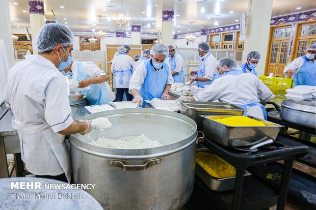 تدارک افطاری برای نیازمندان در مهمانسرای حرم حضرت معصومه(س)