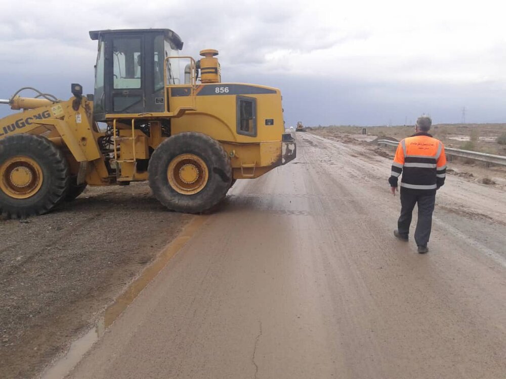 بازگشایی جاده ترانزیتی کاشان – نطنز پس از بارشهای عصر دوشنبه