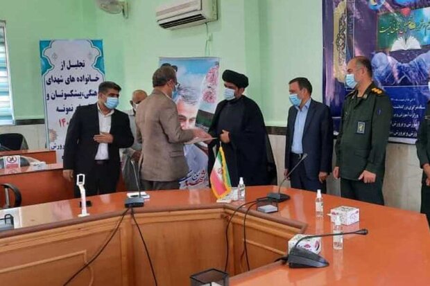 خانواده شهدای فرهنگی، مدیران و معلمان نمونه گناوه تجلیل شدند