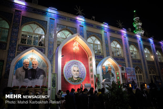 حضور گسترده زائران در گلزار شهدای کرمان در شب قدر