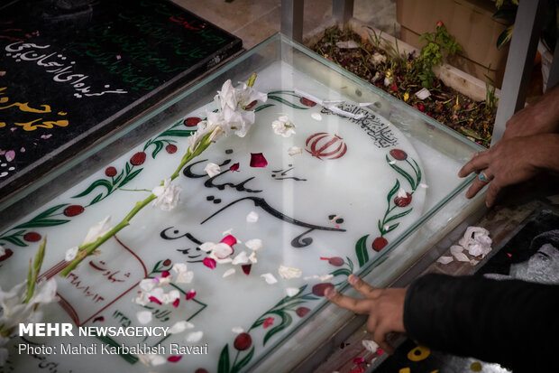 Filistin direnişinin zaferi şehit Süleymani'nin mezarı başında kutlandı