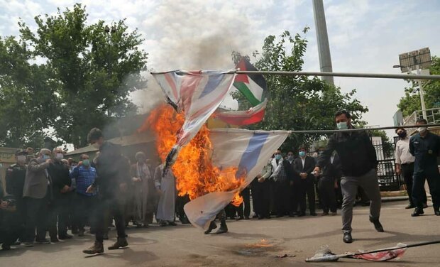 پرچم رژیم صهیونیستی در قزوین به آتش کشیده شد