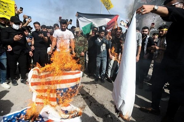 عراقی‌ها پرچم‌های آمریکا و رژیم صهیونیستی را به آتش کشیدند