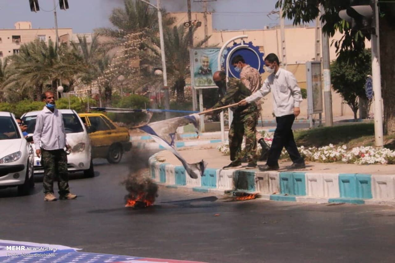 بوشهری‌ها پرچم آمریکا و اسرائیل را به آتش کشیدند