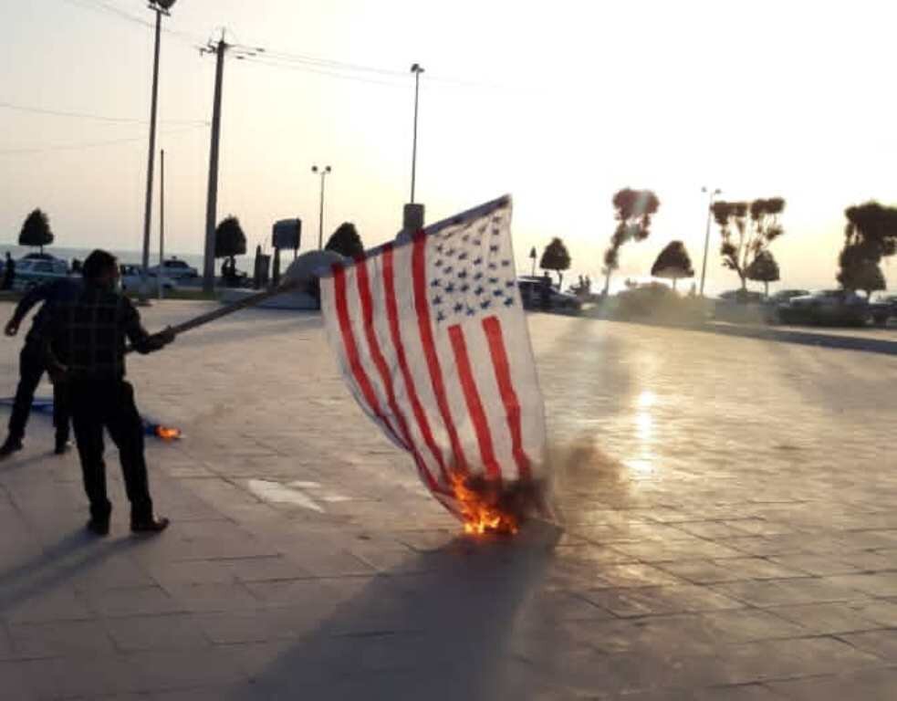 پرچم رژیم اشغالگر قدس در گناوه به آتش کشیده شد