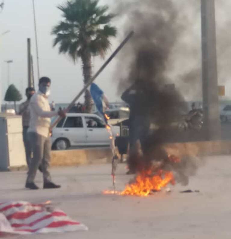 پرچم رژیم اشغالگر قدس در گناوه به آتش کشیده شد