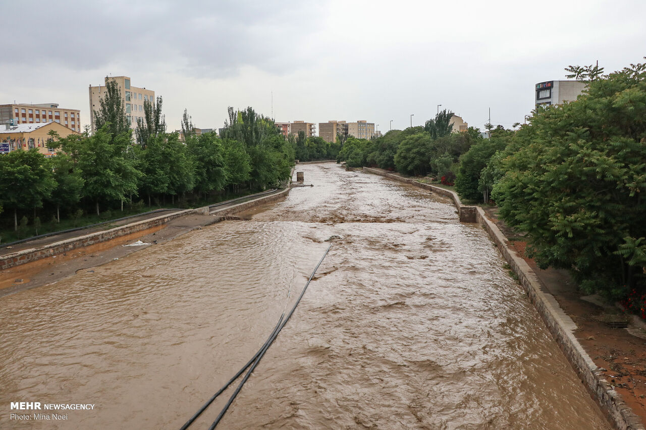 بارندگی راه۳۰ روستای دیشموک در شهرستان کهگیلویه را مسدود کرد