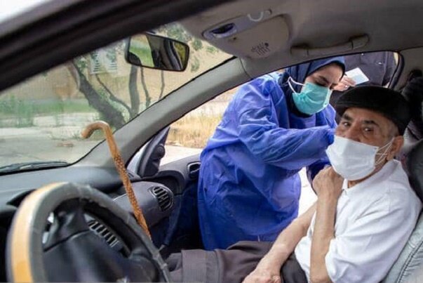 واکسیناسیون خودرویی سالمندان در مشهد / شهروندان همکاری کنند