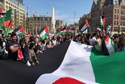 متظاهرون في لندن يحتجون أمام مكتب رئيس الوزراء البريطاني لاعتداءات الصهاينة